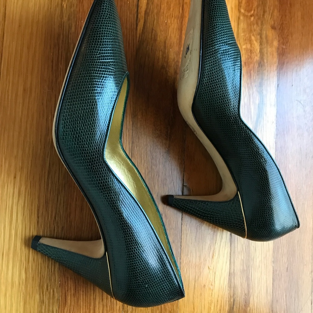 Vintage 1980s Gucci pumps. Size 38B. Dark green embossed leather. - Picture 2 of 13